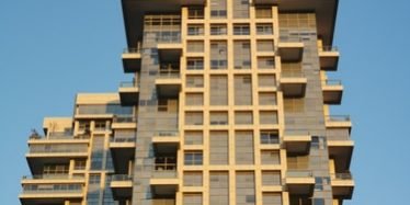 photo-1550945888-ce50c03c8aeb